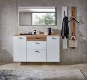 Moderner Flur mit weißem Schuhschrank und Holzdetails, darüber ein großer Spiegel. Perspektive: Frontalansicht.