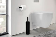 Modernes Badezimmer mit wandhängendem WC, schwarzer WC-Bürstengarnitur am Boden und Toilettenpapierhalter an der Wand, seitliche Perspektive