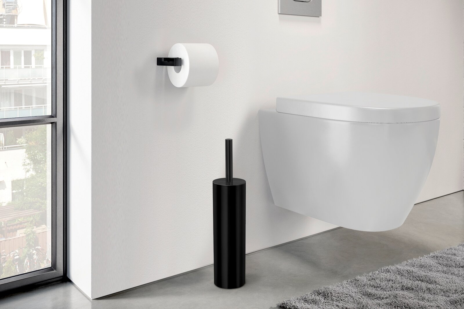 Modernes Badezimmer mit wandhängendem WC, schwarzer WC-Bürstengarnitur am Boden und Toilettenpapierhalter an der Wand, seitliche Perspektive