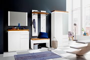 Moderne Garderobeneinrichtung mit weißem Schuhschrank, Spiegel, Garderobenpaneel und Bank aus Holz, seitliche Perspektive