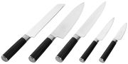 Set von fünf Küchenmessern mit schwarzen Griffen, von oben betrachtet.