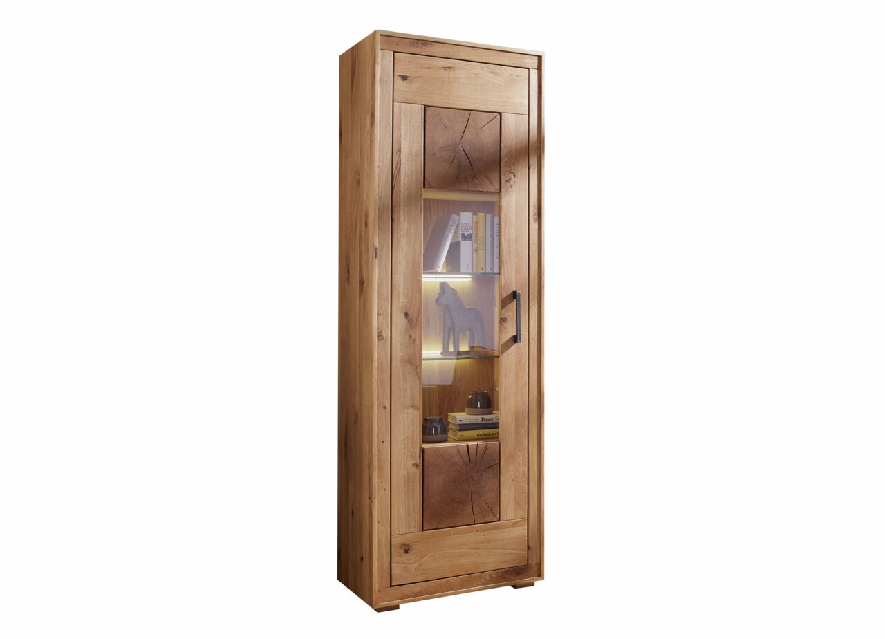 Holzvitrine mit Glastür, seitliche Perspektive, beleuchtete Regale mit Dekorationen
