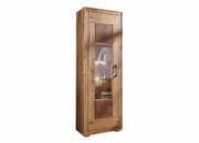 Houten vitrinekast met glazen deur, zijaanzicht, verlichte planken met decoraties