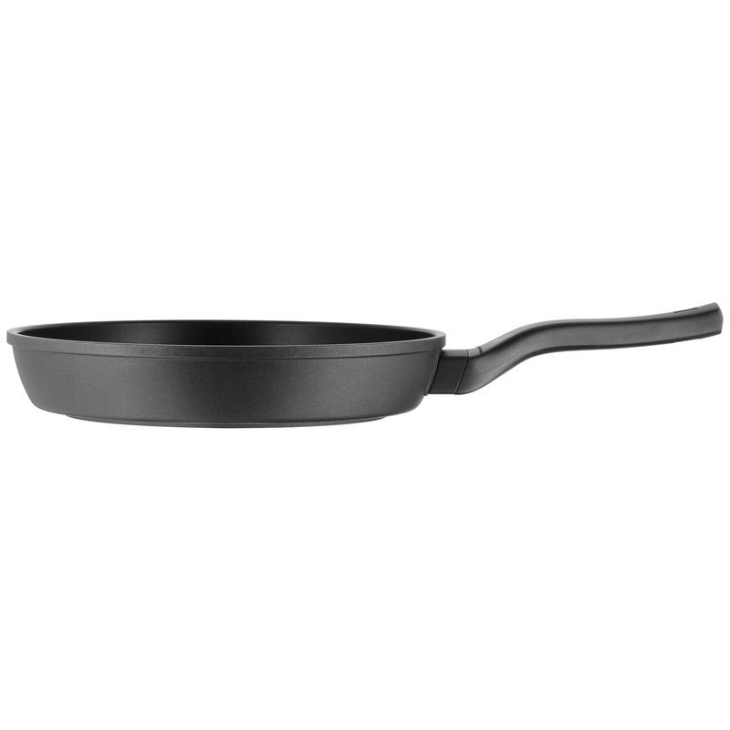 Seitenansicht einer schwarzen Stielpfanne mit 28 cm Durchmesser, Modell Permadur Pr.