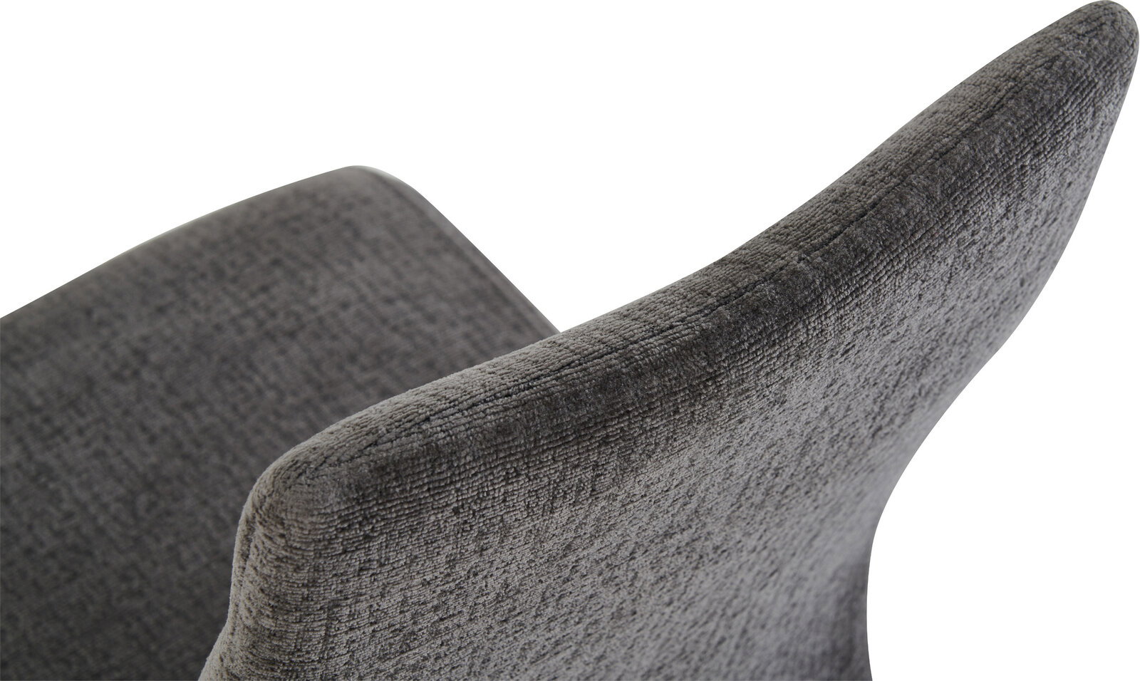 Detailaufnahme eines grauen, gepolsterten Stoffstuhls mit geschwungener Rückenlehne, schräg von hinten/seitlich fotografiert