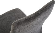 Detailaufnahme eines grauen, gepolsterten Stoffstuhls mit geschwungener Rückenlehne, schräg von hinten/seitlich fotografiert