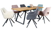 Esszimmer mit einem modernen Holztisch und sechs gepolsterten Armlehnstühlen in verschiedenen Farben, aus seitlicher Perspektive.