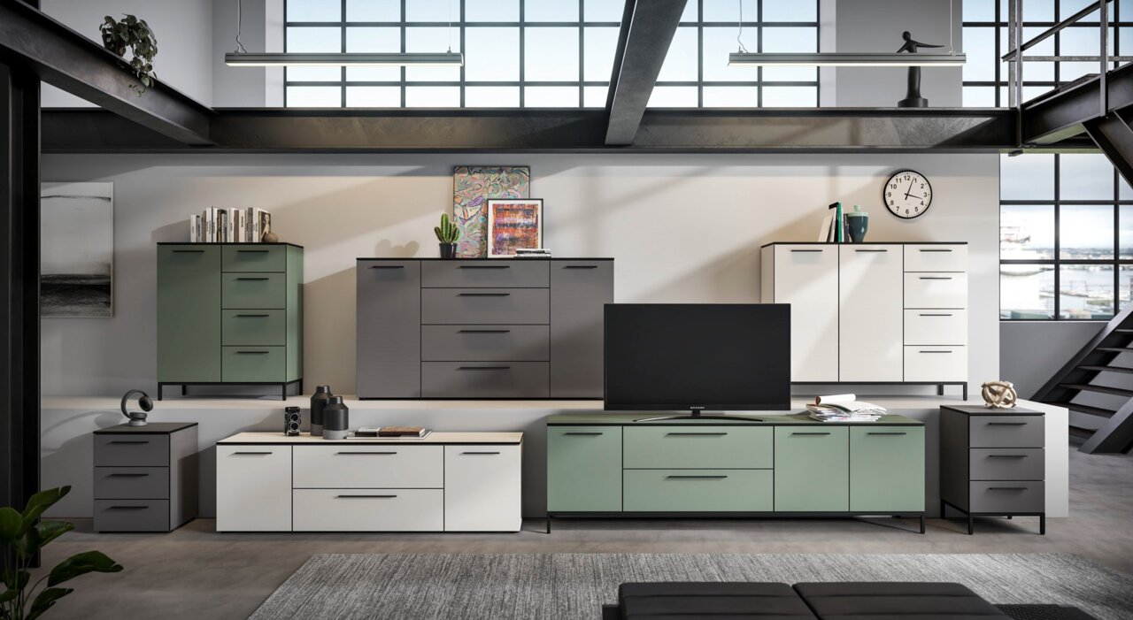 Moderne woonkamermeubels in een industriële loft met ladekasten, dressoirs en een tv-kast in verschillende kleuren, gezien vanuit de zijkant.