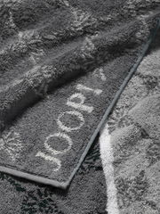 Graues Duschtuch mit eingewebtem Muster und Markenlogo, Nahaufnahme