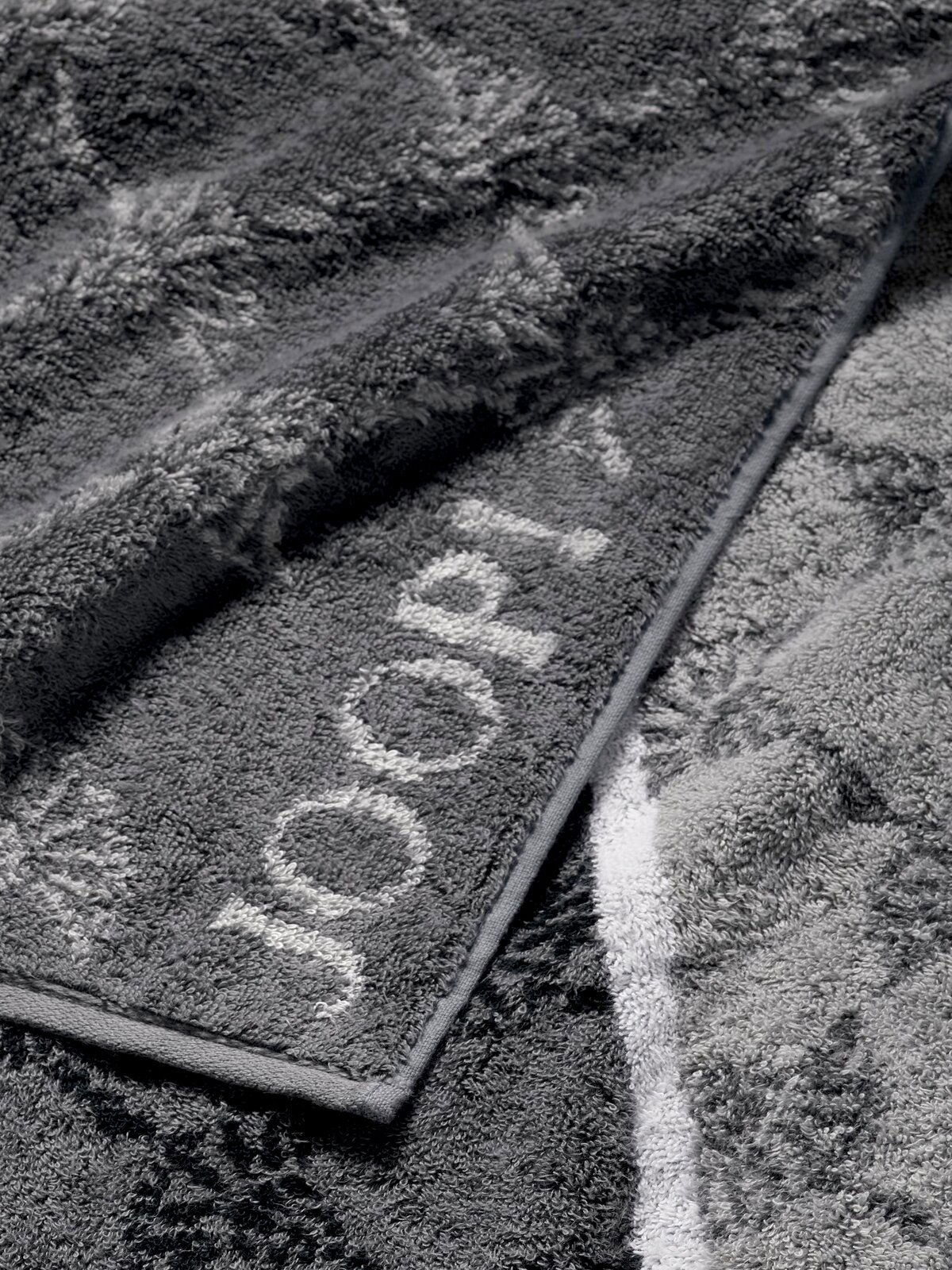 JOOP! Duschtuch SIGNATURE Graues Duschtuch mit eingewebtem Muster und Markenlogo, Nahaufnahme