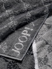 Graues Duschtuch mit eingewebtem Muster und Markenlogo, Nahaufnahme