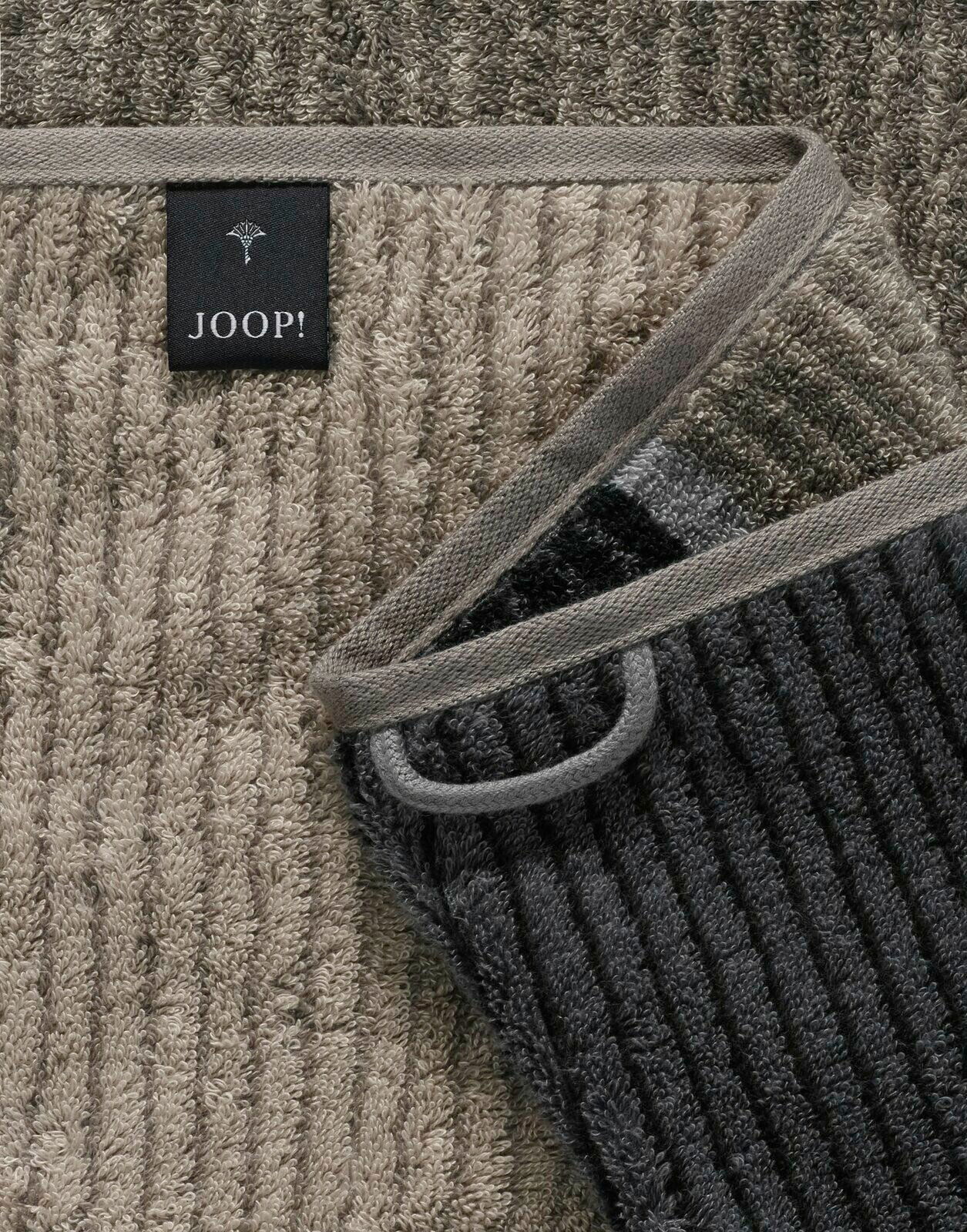 Nahaufnahme eines gestreiften Duschtuchs in verschiedenen Grautönen mit einem Joop-Label.