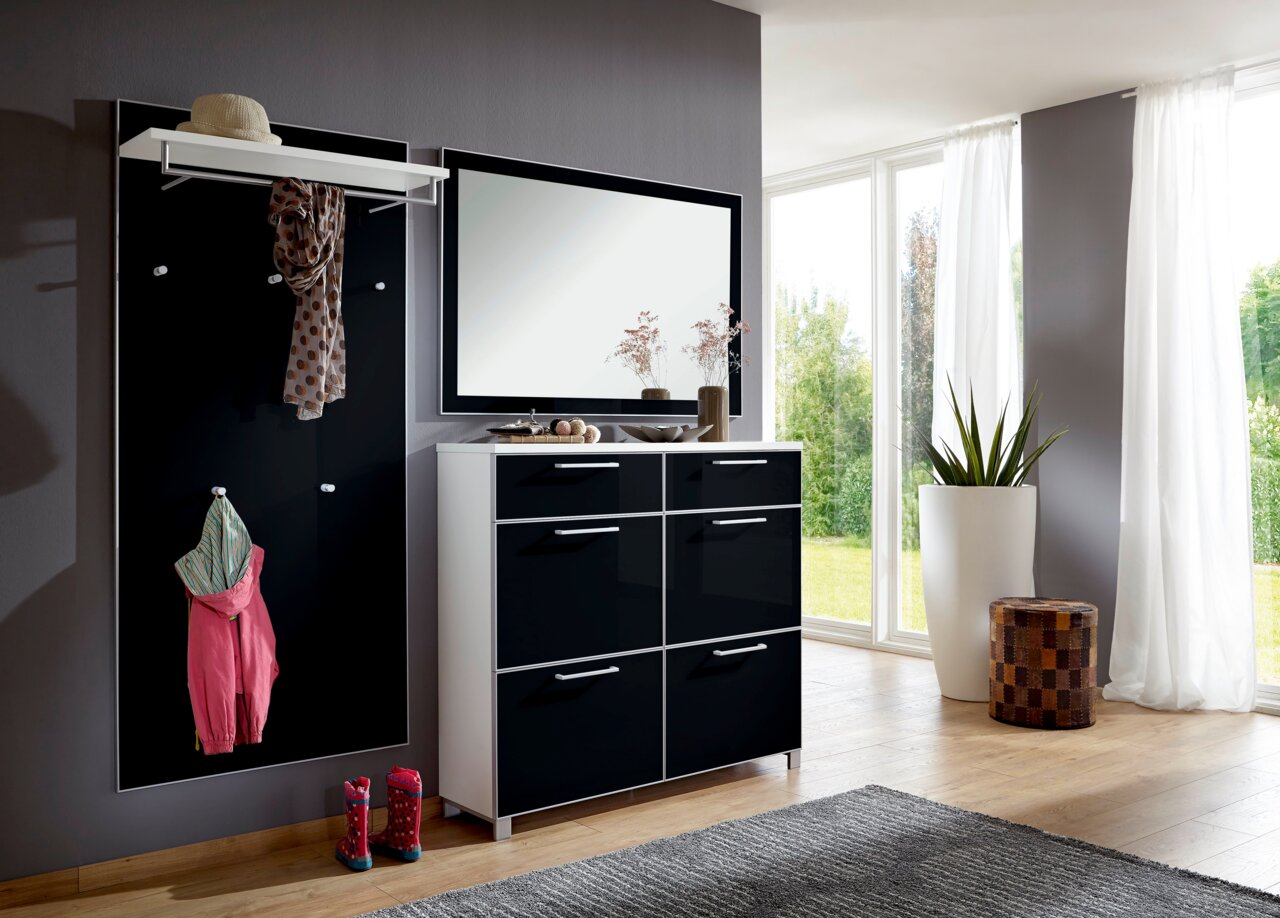 VOSS Garderoben-Set 3-tlg. SANTINA Modernes Garderoben-Set in einem hellen Raum mit großem Fenster, bestehend aus einer schwarzen Wandpaneele mit Haken, einem weißen Regalbrett und einem schwarzen Schuhschrank mit Spiegel. Perspektive von vorne.
