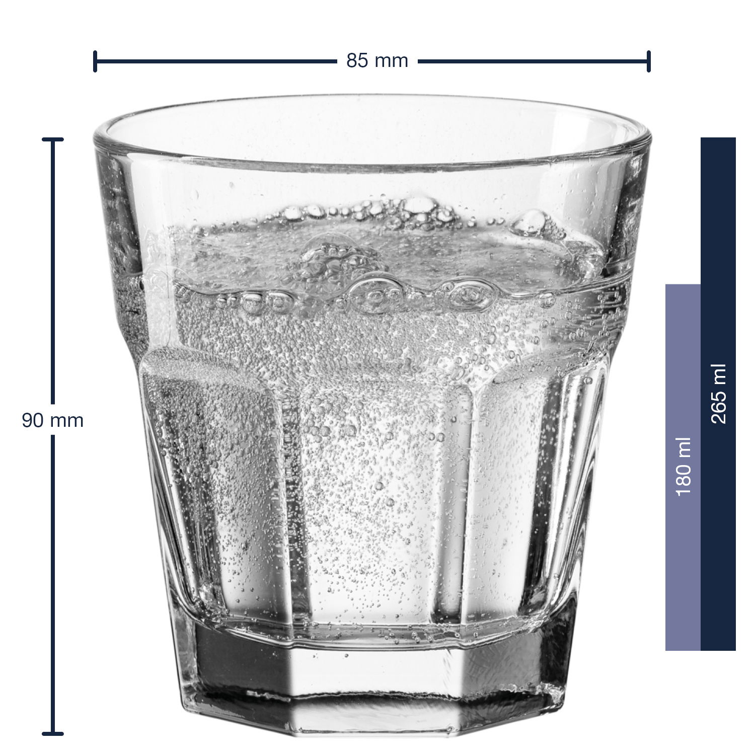 Whiskybecher ROCK aus klarem Glas, gefüllt mit sprudelndem Wasser, in Frontalansicht. Maße: 85 mm Durchmesser, 90 mm Höhe, Fassungsvermögen 265 ml.