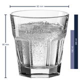 Whiskybecher ROCK aus klarem Glas, gefüllt mit sprudelndem Wasser, in Frontalansicht. Maße: 85 mm Durchmesser, 90 mm Höhe, Fassungsvermögen 265 ml.