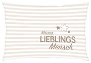 Kissenbezug mit beige-weißen Streifen und der Aufschrift 'Kleiner Lieblingsmensch' sowie Sternmotiven, frontal abgebildet.