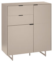 Modernes Sideboard in Beige mit asymmetrischen Türen/Fronten und schwarzen Griffleisten auf Metallfüßen, freigestellt auf weißem Hintergrund, Ansicht schräg von vorne (3/4-Perspektive)