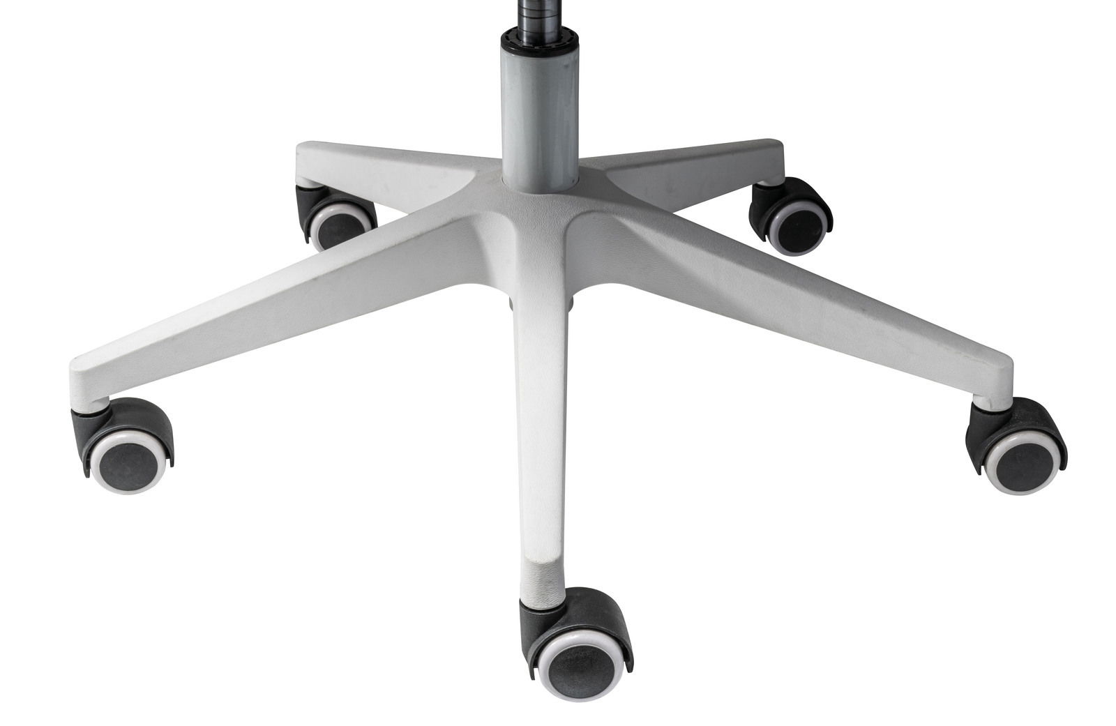 Nahaufnahme der Basis eines Drehstuhls mit fünf Rollen, von oben betrachtet.