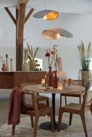 Moderne Hängeleuchte LONIA in einem stilvoll eingerichteten Raum, von unten betrachtet, mit warmem Licht und elegantem Design.