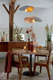 Moderne Hängeleuchte LONIA in einem stilvoll eingerichteten Raum, von unten betrachtet, mit warmem Licht und elegantem Design.