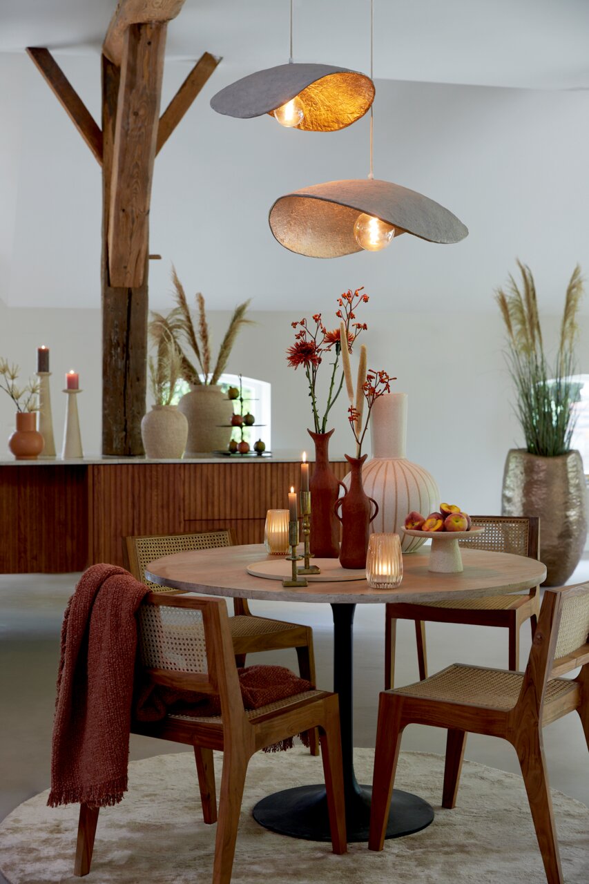 Moderne Hängeleuchte LONIA in einem stilvoll eingerichteten Raum, von unten betrachtet, mit warmem Licht und elegantem Design.