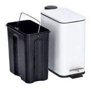 Treteimer 5 Liter Soft Close in Weiß mit herausnehmbarem schwarzen Inneneimer, seitliche Perspektive
