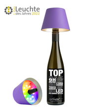 Akku Tischleuchte TOP 2.0 mit lila Schirm, auf einer Flasche montiert, Perspektive von vorne und seitlich.
