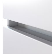 Nahaufnahme eines modernen, weißen Waschtisch-Sets mit minimalistischem Design und glatten Oberflächen.