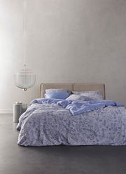 Bettwäsche 155x220cm in Blau mit floralem Muster, seitliche Perspektive