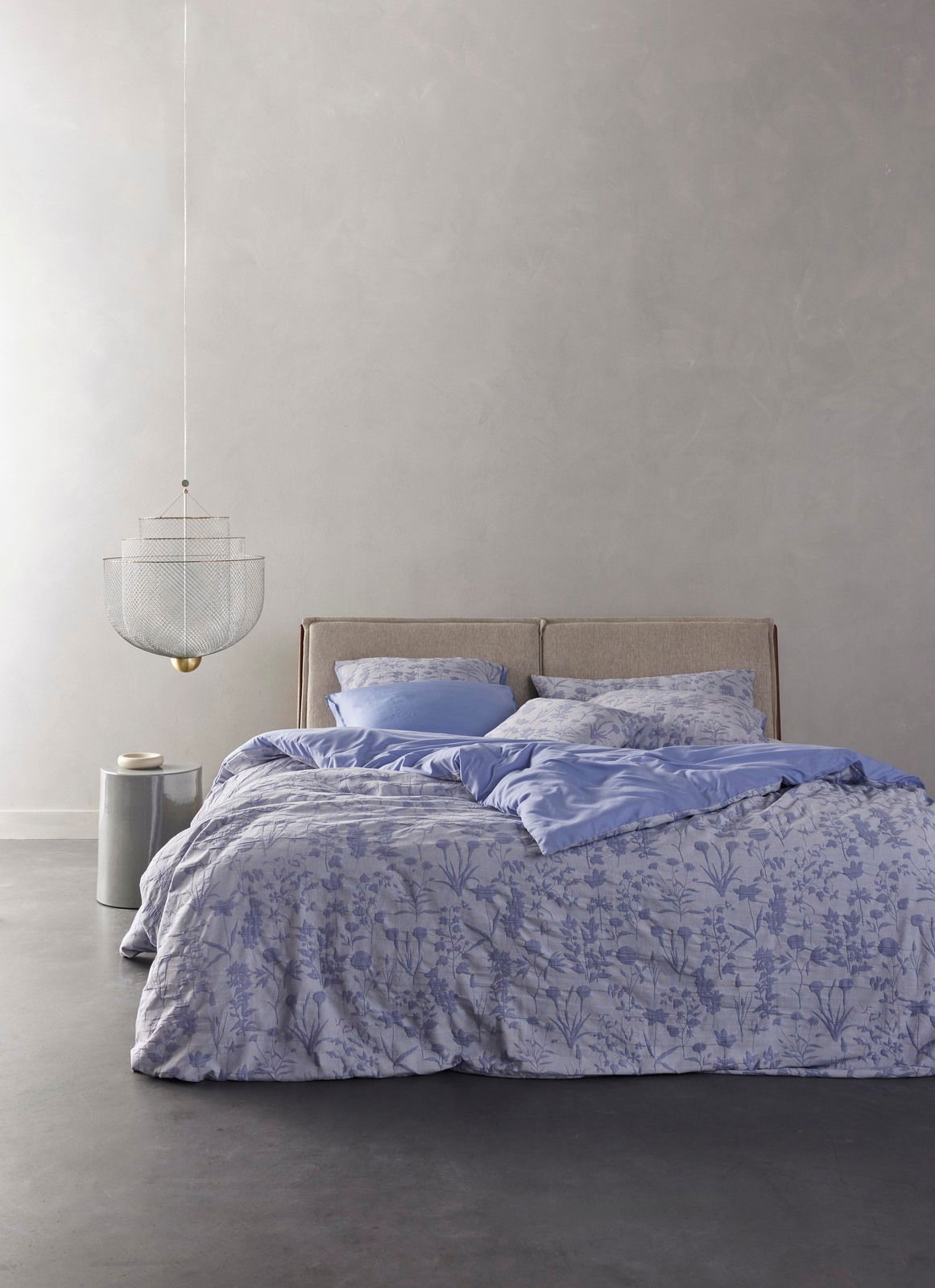 Bettwäsche 155x220cm in Blau mit floralem Muster, seitliche Perspektive