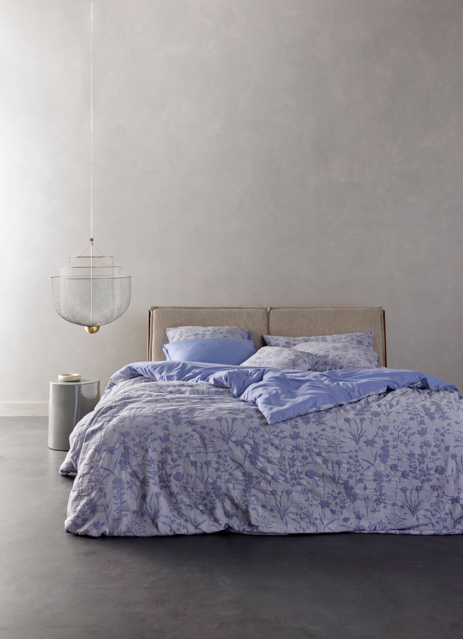 Bettwäsche 155x220cm in Blau mit floralem Muster, seitliche Perspektive