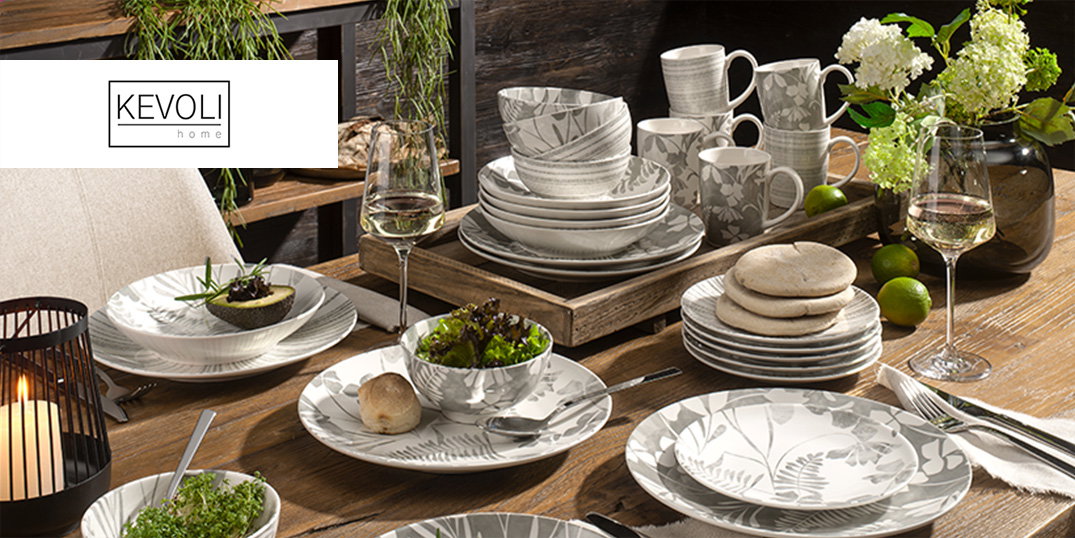 Een stijlvol gedekte tafel met KEVOLI-servies met bloemmotieven.
