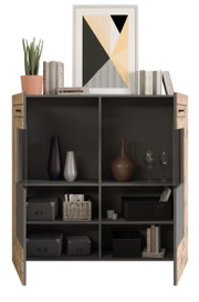 Highboard mit offenen Regalfächern, dekoriert mit Vasen, Büchern und einem Bild, aus frontaler Perspektive.