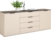 Modernes Sideboard in Creme mit vier Schubladen und zwei Türen, dekoriert mit einer Pflanze und Kerzenhaltern, seitliche Perspektive