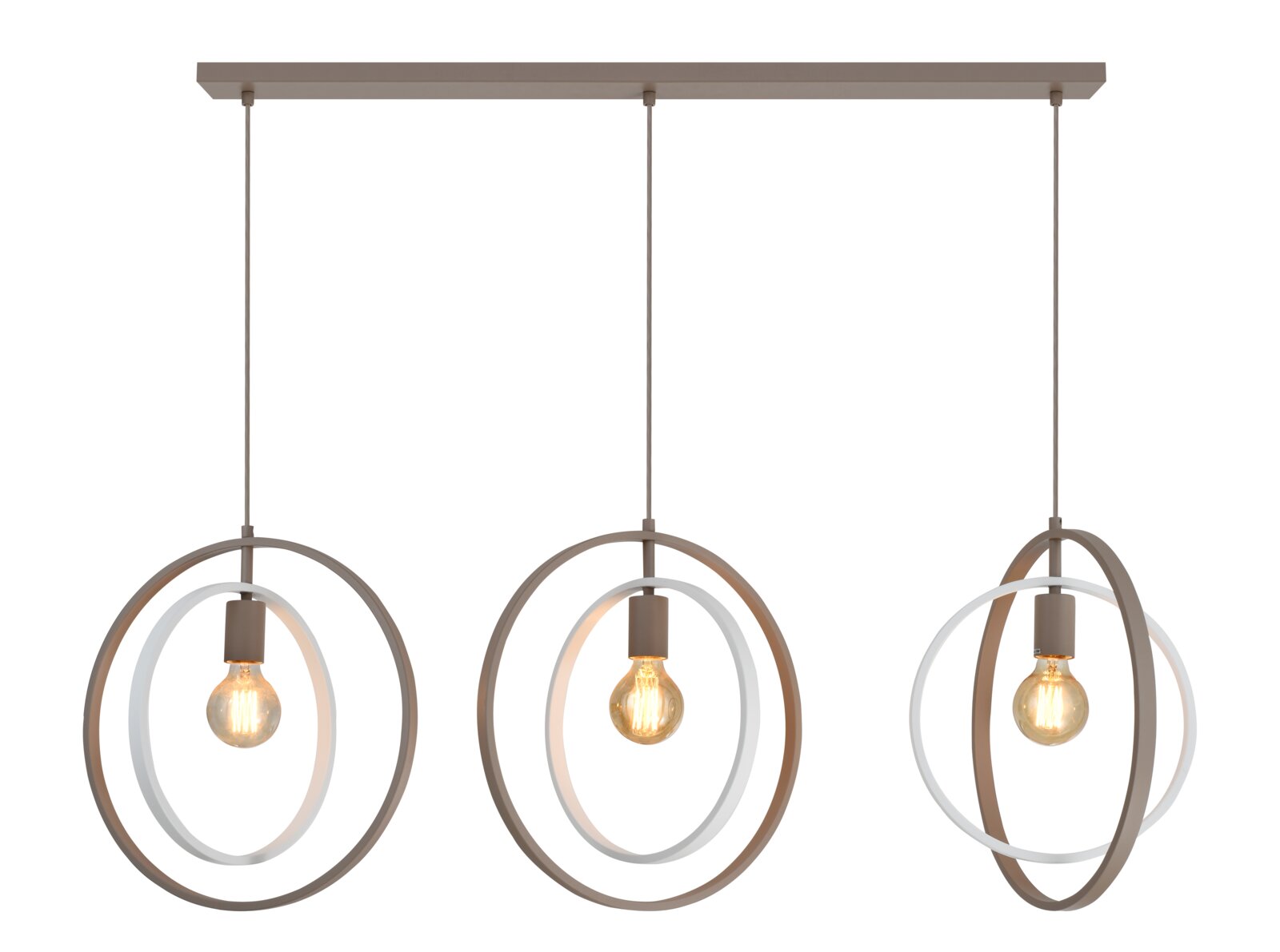 Vooraanzicht van een moderne drievoudige hanglamp met warm oplichtende filamentlampen en decoratieve ronde metalen ringen in taupe en wit.