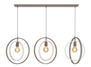 Vooraanzicht van een moderne drievoudige hanglamp met warm oplichtende filamentlampen en decoratieve ronde metalen ringen in taupe en wit.