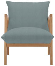 Moderner Sessel mit hellblauem Polster und Holzrahmen, Frontalansicht