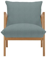 Moderne fauteuil met lichtblauwe bekleding en houten frame, vooraanzicht