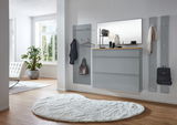 Moderne Garderobeneinrichtung mit Hängeschuhschrank und Garderobenpaneel in einer hellen Wohnung, seitliche Perspektive.