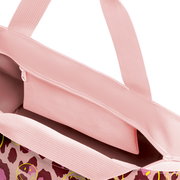 Nahaufnahme von oben in die geöffnete rosa Tragetasche mit Reißverschluss, Innenfach und Tragegriffen; außen mit Leopardenmuster und Smiley-Print auf weißem Hintergrund