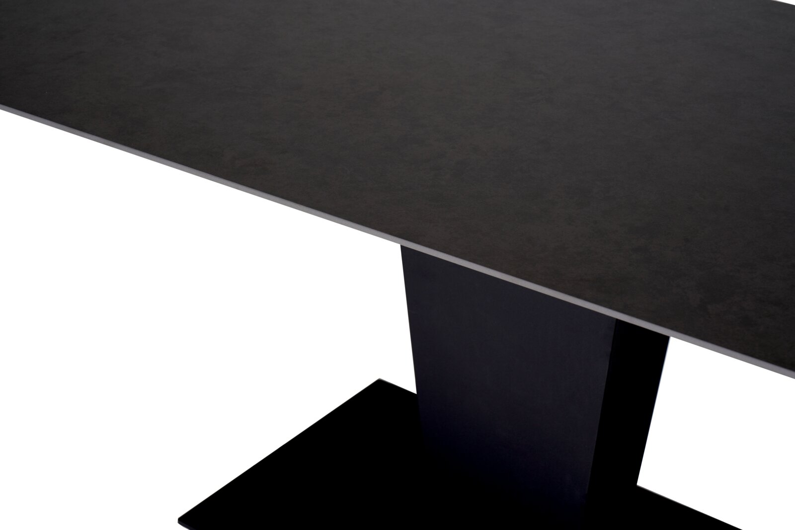 Moderne zwarte eettafel gezien vanaf de zijkant, met een rechthoekig tafelblad en een stevige middenpoot.