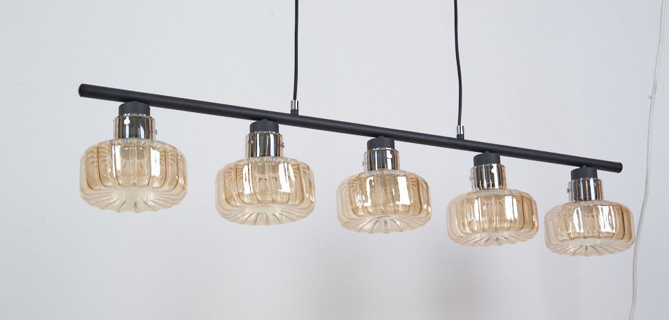 Moderne Hängelampe mit fünf runden, geriffelten Glasschirmen in einer horizontalen Anordnung, seitliche Perspektive.