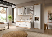 Moderne Badezimmermöbelkombination in heller Holzoptik mit Waschbeckenunterschrank, Hängeschrank und Spiegel, seitliche Perspektive