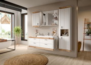 Moderne Badezimmermöbelkombination in heller Holzoptik mit Waschbeckenunterschrank, Hängeschrank und Spiegel, seitliche Perspektive