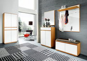 Moderne Garderobeneinrichtung mit weißem und holzfarbenem Design, bestehend aus Garderobenbank, Schuhschrank, Spiegel und Garderobenpaneel. Perspektive: Frontalansicht.