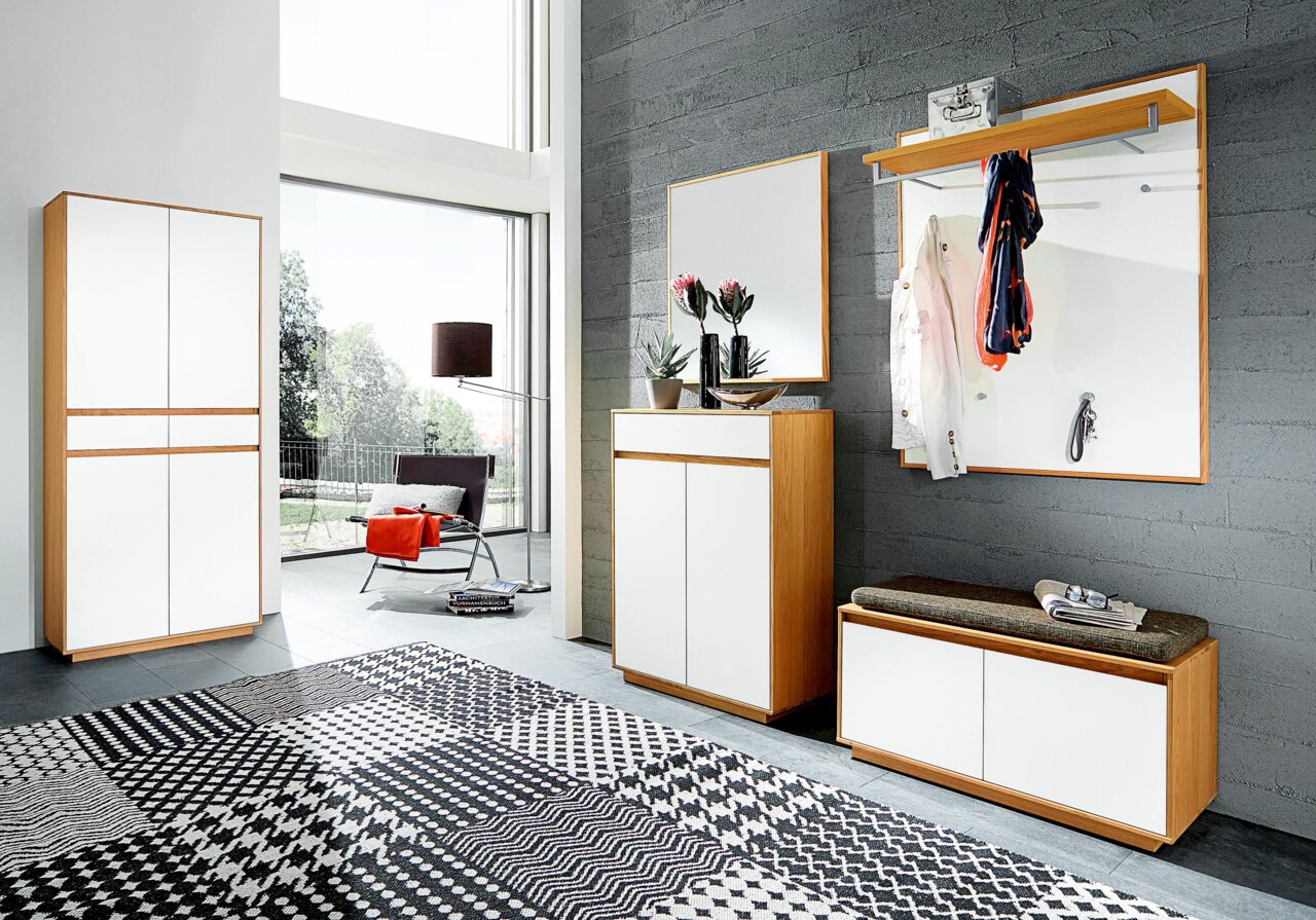 Moderne Garderobeneinrichtung mit weißem und holzfarbenem Design, bestehend aus Garderobenbank, Schuhschrank, Spiegel und Garderobenpaneel. Perspektive: Frontalansicht.
