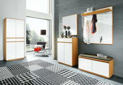 Moderne Garderobeneinrichtung mit weißem und holzfarbenem Design, bestehend aus Garderobenbank, Schuhschrank, Spiegel und Garderobenpaneel. Perspektive: Frontalansicht.