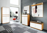 Moderne Garderobeneinrichtung mit weißem und holzfarbenem Design, bestehend aus Garderobenbank, Schuhschrank, Spiegel und Garderobenpaneel. Perspektive: Frontalansicht.