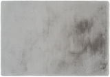 Grauer Fellteppich in Draufsicht mit leichtem Farbverlauf und weicher Textur