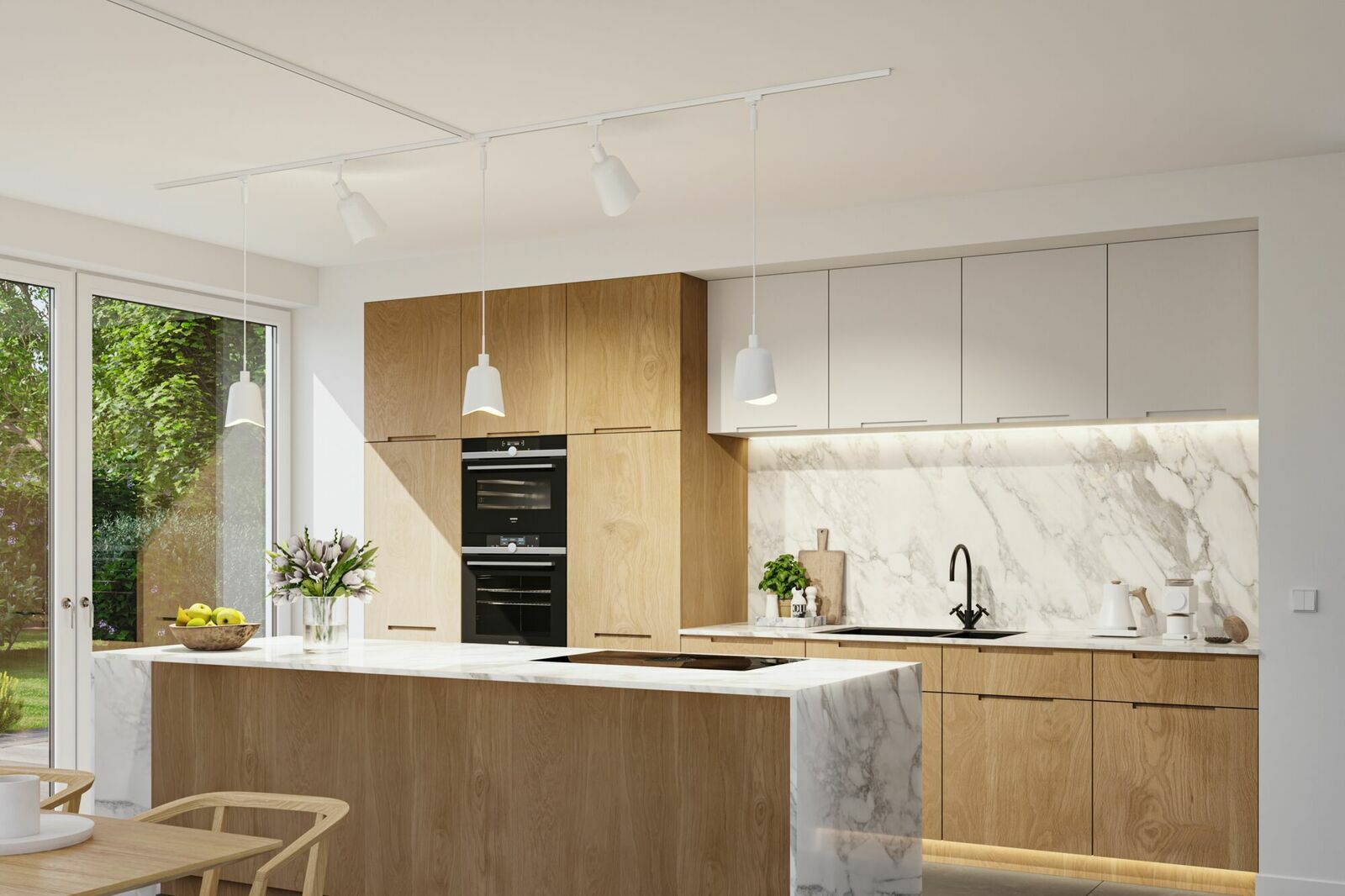 Moderne Küche mit Holz- und Marmorelementen, hängenden weißen Lampen und Blick auf den Garten durch große Fenster.